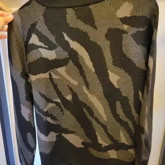 Athleta Jacquard Crew Sweater Size S Black Grey Camo Pattern - Picture 7 of 7